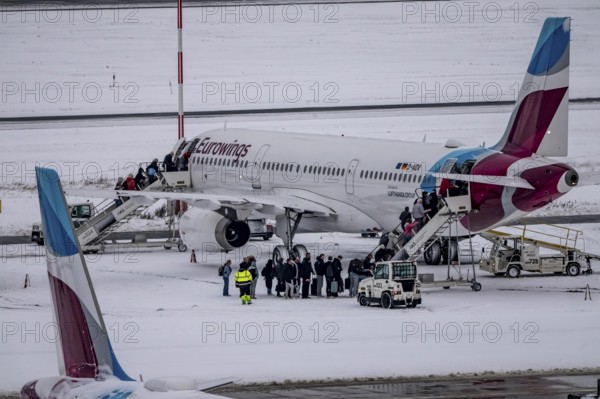 The onset of winter in North Rhine-Westphalia, flight operations are maintained at Düsseldorf Airport with great effort, boarding passengers, outdoor position, Eurowings, North Rhine-Westphalia, Germany