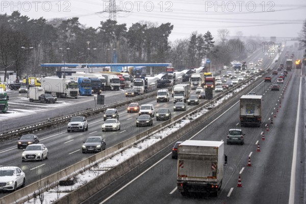 The onset of winter in North Rhine-Westphalia, snowfall, A3 motorway near Hilden, near Ohligser Heide rest area, snow-covered roads, traffic is sometimes just slowing down, North Rhine-Westphalia, Germany