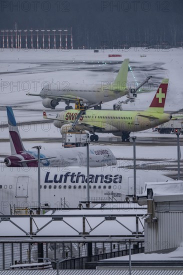 The onset of winter in North Rhine-Westphalia, flight operations were maintained at Düsseldorf airport with great effort, taxiways, runway were freed from snow and ice with many clearing vehicles, aircraft were de-iced in front of takeoff, North Rhine-Westphalia, Germany
