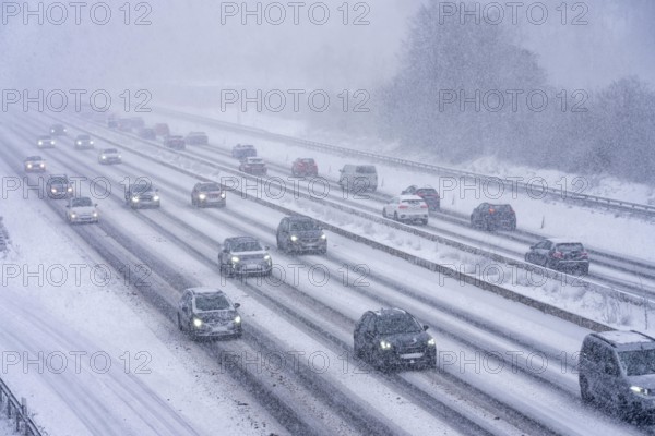 The onset of winter in North Rhine-Westphalia, heavy snowfall, A3 motorway near Hilden, near Ohligser Heide rest area, snow-covered roads, traffic is sometimes just slowing down, North Rhine-Westphalia, Germany