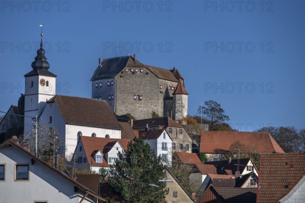 Hiltpoltstein Castle, 12th century, on the left parish church of St. Matthäus, Blauer Himmel, Hiltpoltstein, Upper Franconia, Bavaria, Germany