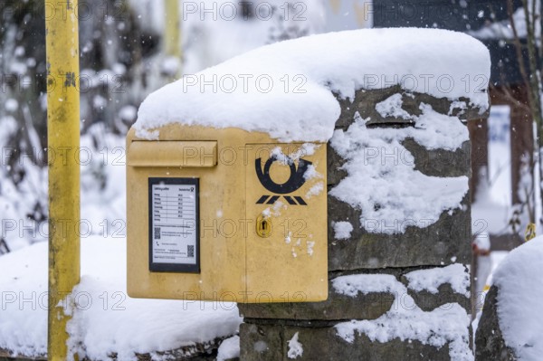 Mailbox, Deutsche Post, winter weather, blowing snow, snowy, near Oberelfringhausen in Elfringhauser Switzerland, near Hattingen, North Rhine-Westphalia, Germany