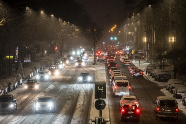 Winter weather, blowing snow, inner-city traffic, Alfredstraße, B224, in Essen, North Rhine-Westphalia, Germany