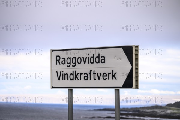 Guide to Raggoividda wind power plant in open countryside, Berlevåg, Finnmark, Norway