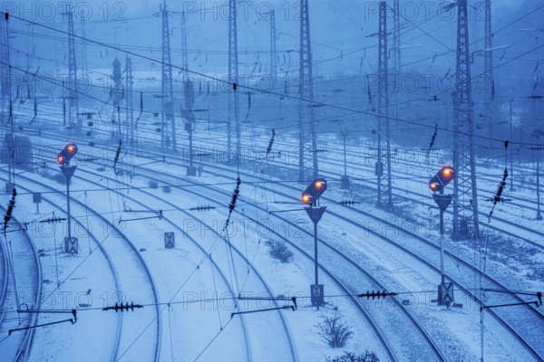 Winter weather, snowfall, signals, on the route east, in front of Essen main station, regional transport in North Rhine-Westphalia, Germany