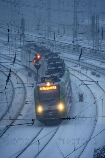 Winter weather, snowfall, S-Bahn train, S1, regional traffic, on the route east, in front of Essen main station, regional transport North Rhine-Westphalia, Germany