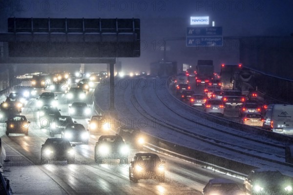 Winter weather, motorway traffic, A40 motorway, Ruhrschnellweg, in Essen, at the Essen-Ost motorway junction, snowfall, traffic jams, heavy flowing traffic, North Rhine-Westphalia, Germany