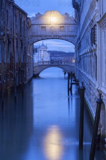 The Bridge of Sighs (Il ponte dei Sospiri), the connection from the Doge's Palace to the new prison, Venice, Veneto, Italy