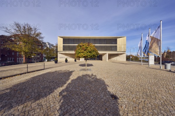 Ludwig-Bölkow-Haus, Chamber of Industry and Commerce, Chamber of Commerce, Bürgschaftsbank Mecklenburg-Vorpommern GmbH, commercial buildings, modern architecture, advertising flags on flagpoles, barrier bollards, square made of paving stones, general architecture, trees, autumn leaves, shadows, blue sky, cirrus clouds, cirrostratus clouds, Graf-Schack-Allee street, Schwerin, state capital, district-free city, Mecklenburg-Vorpommern, Germany