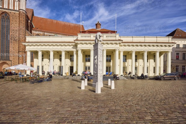 Monument to Henry the Lion, historic market hall, architect Johann Joachim bush, architectural style classicism and baroque, attic, columns, historic building, joking column building or crambude building, cobblestone square, blue sky, cirrus clouds, Schwerin, state capital, district-free city, Mecklenburg-Western Pomerania, Germany