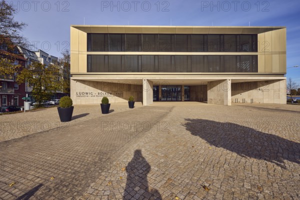 Ludwig-Bölkow-Haus, Chamber of Industry and Commerce, IHK, Bürgschaftsbank Mecklenburg-Vorpommern GmbH, commercial building, modern architecture, square of paving stones, planter with common boxwood (Buxus sempervirens), photographer's own shadow, blue sky, cirrostratus clouds, Graf-Schack-Allee, Schwerin, state capital, independent city, Mecklenburg-Vorpommern, Germany