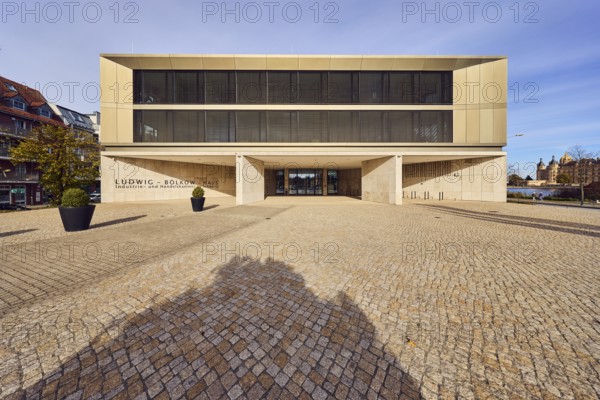 Ludwig-Bölkow-Haus, Chamber of Industry and Commerce, IHK, Bürgschaftsbank Mecklenburg-Vorpommern GmbH, commercial building, modern architecture, square of paving stones, planters with common boxwood (Buxus sempervirens), blue sky, cirrostratus clouds, Graf-Schack-Allee street, Schwerin, state capital, independent city, Mecklenburg-Vorpommern, Germany