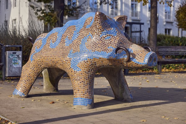 Sculpture of a wild boar, tiles, designer Franz-Ulrich Poppe, public trash can, trees, general architecture, façade with windows, depth of focus with blurred background, sunny, Schwerin, state capital, district-free city, Mecklenburg-Western Pomerania, Germany