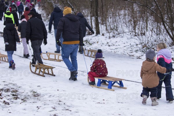 Sledgers pull their sledges up in Berlin's Fritz Castle Park on 03.01.2026
