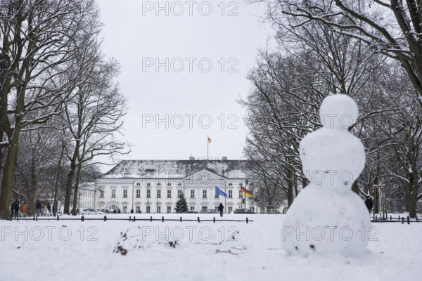 A snowman stands in the snow in front of Bellevue Palace on 03.01.2026