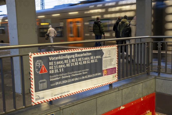 Announcement of restrictions, train cancellations due to construction on the line between Essen, Duisburg and Oberhausen, many regional trains cancelled, RRX, Rhein-Ruhr Express, on the platform at Essen Central Station, North Rhine-Westphalia, Germany