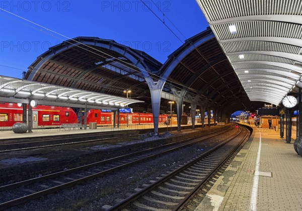 Empty platform with the two-nave platform hall and regional express in the evening, central railway station, Hagen, North Rhine-Westphalia, Germany