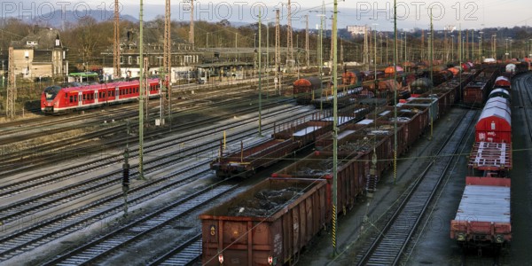 Train formation system with freight car and regional express in the Vorhalle district, marshalling yard, infrastructure, Hagen, Ruhr area, North Rhine-Westphalia, Germany