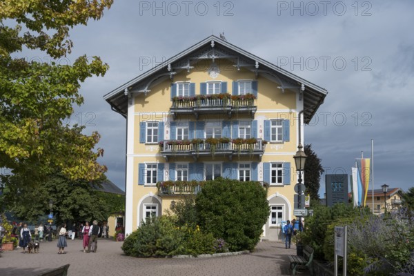 Historic town hall, tourists on the promenade on the shores of Tegernsee, town of Tegernsee, Upper Bavaria, Bavaria, Germany