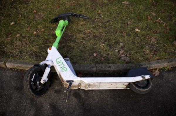 Carelessly left on the side of the road, e-scooter, scooter, in the bike rental company Lime, OnLime and Uber, Stuttgart, Baden-Württemberg, Germany
