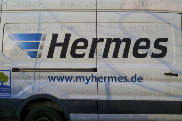 Hermes delivery vehicle, lettering, logo, delivery, parking, parking lot, Stuttgart, Baden-Württemberg, Germany