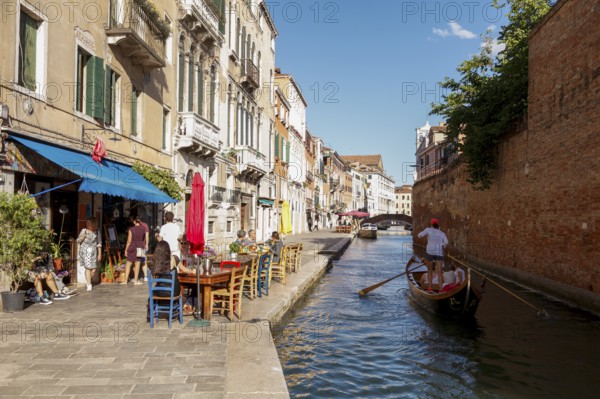 Restaurants on the Fondamenta Misericordia, on the Rio dell Misericordia, Venice, Veneto, Italy