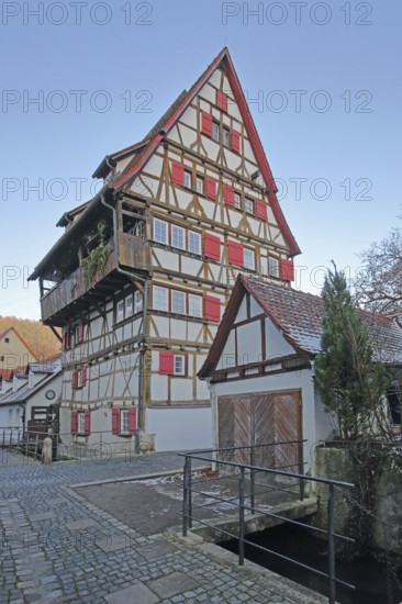 Historic half-timbered house Hoher Will built in 1697 with red shutters, multi-storey, Achgasse, Blaubeuren, Swabian Jura, Baden-Württemberg, Germany