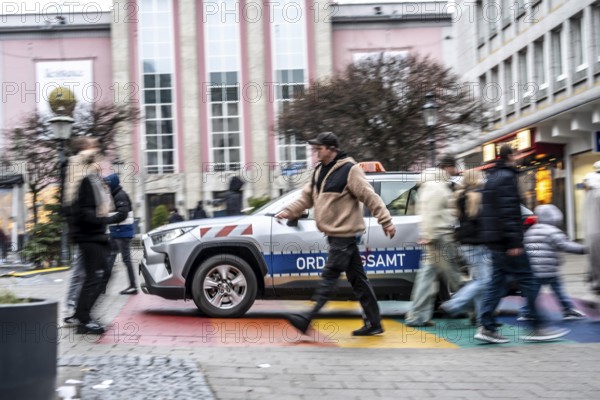 Pedestrian zone, passers-by hurrying, shopping between the years, exchanging, patrol of the public order office, Kettwiger Straße, Essen, North Rhine-Westphalia, Germany
