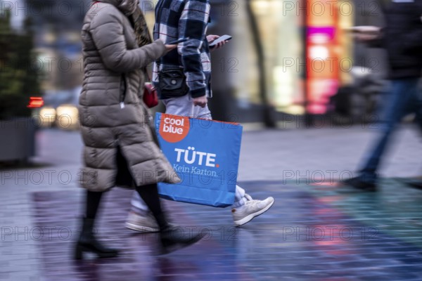 Pedestrian zone, passers-by hurrying, shopping between the years, exchanging, shopping bags, Kettwiger Straße, Essen, North Rhine-Westphalia, Germany
