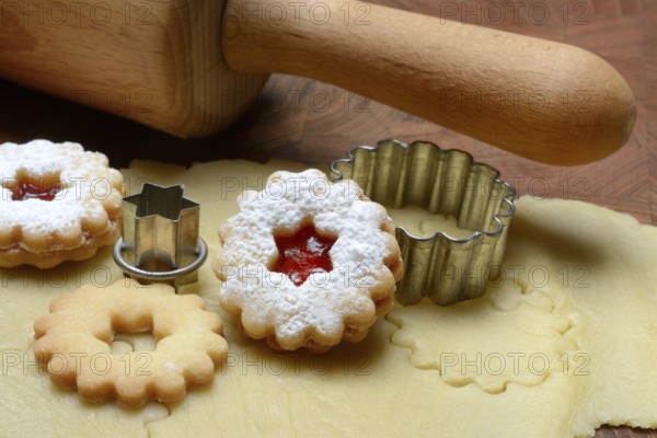 Cut out cookies with cookie mold, rogue and wallholz