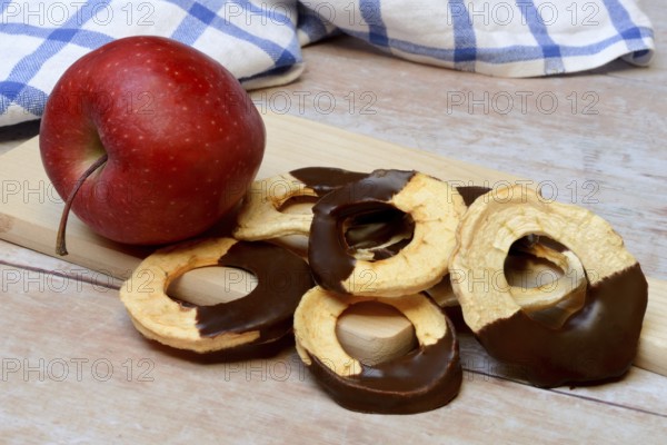 Apple rings, coated with chocolate, dried fruit
