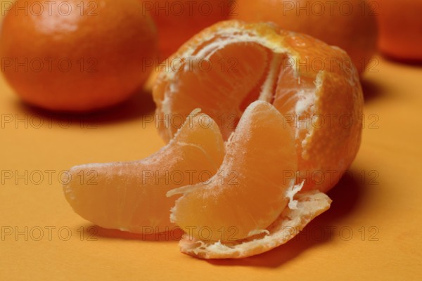 Opened clementine, clementine pieces, clementine