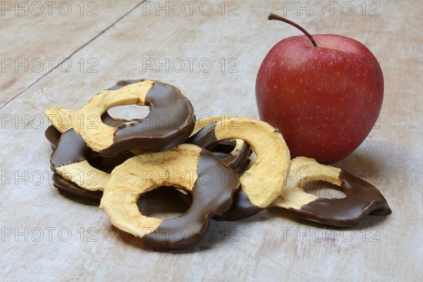 Apple rings, coated with chocolate, dried fruit