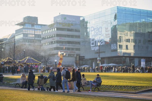 People, passers-by, Königsstraße, Schlossplatz, behind art museum Cube, Wittwer Thalia, pedestrian zone, city, Stuttgart, Baden-Württemberg, Germany