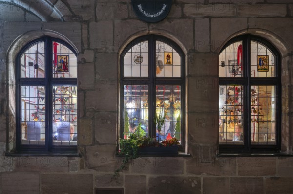 View through the windows of the historic restaurant, Albercht Dürer Stuben, in the old town with Christmas lighting, Albrecht-Dürer-Straße 6, Nuremberg, Middle Franconia, Bavaria, Germany