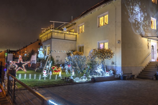 Illuminated Christmas decoration in the garden of a residential building, Nuremberg, Bavaria, Middle Franconia, Bavaria, Germany