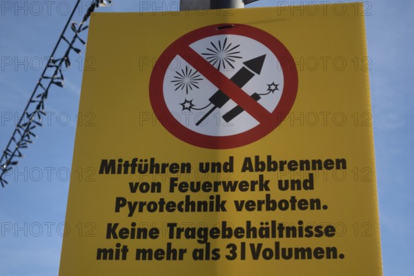There is a sign on the Eisernen Steg in Frankfurt am Main that fireworks are prohibited there at the turn of the year, Eiserner Steg, Frankfurt am Main, Hesse, Germany