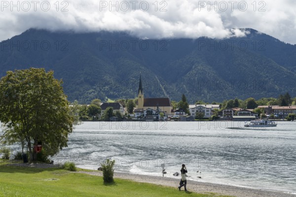 View from the Point peninsula of the district of Egern, parish church of St. Lawrence, behind Wallberg with clouds, Tegernsee, Rottach-Egern, Upper Bavaria, Bavaria, Germany