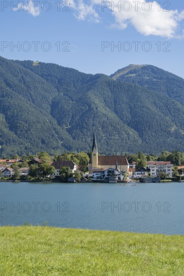 View from Point of the village with the parish church of St. Lawrence, behind Wallberg, Rottach-Egern, Upper Bavaria, Bavaria, Germany