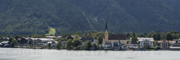 View from the Point peninsula of the district of Egern, parish church of St. Lawrence, behind Wallberg, Tegernsee, Rottach-Egern, Upper Bavaria, Bavaria, Germany