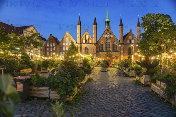 Bürgergärten am Geibelplatz and Heiligen-Geist-Hospital at dusk, Hanseatic City of Lübeck, Schleswig-Holstein, Germany
