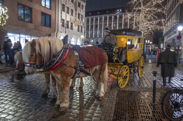 Horse-drawn carriage ride in a historic stagecoach at Chriskindlesmarkt, Hauptmarkt, Nuremberg, Middle Franconia, Bavaria, Germany