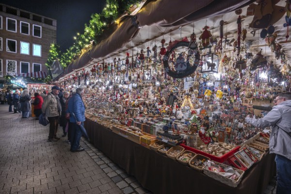 Stand with Christmas decorations at the Christkindlesmarkt, Hauptmarkt, Nuremberg, Middle Franconia, Bavaria, Germany