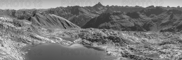 Mountain panorama over Laufbichlsee, behind it the Hochvogel, 2592m, Allgäu Alps, Allgäu, Bavaria, Germany