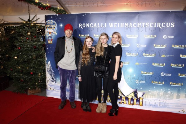 Actor Reiner Schöne with his woman Anja and children Charlotte-Sophie and Olivia, Premiere Roncalli Weihnachtszirkus, Tempodrom, Berlin 19.12.2025
