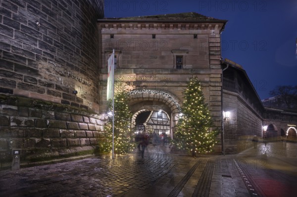 Decorated entrance to the Handwerkerhof during Advent, Königstor, Nuremberg, Middle Franconia, Bavaria, Germany