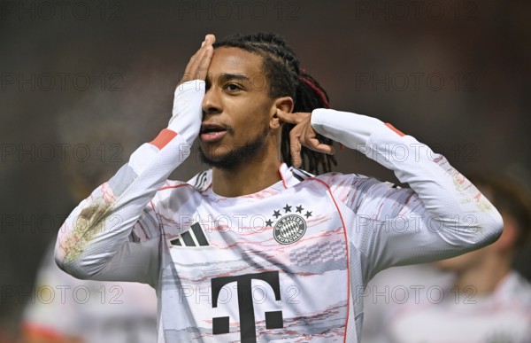 Goal celebration gesture Michael Olise FC Bayern Munich FCB (17) after surviving eye surgery, eye surgery, Voith-Arena, Heidenheim, Baden-Württemberg, Germany