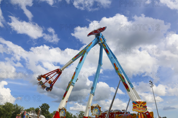 Fairground in Ulm Friedrichsau, folk festival, hustle and bustle, amusement park, amusement attraction, ride, blue sky, clouds, artistico the largest transportable swing in the world, Ulm, Baden-Württemberg, Germany