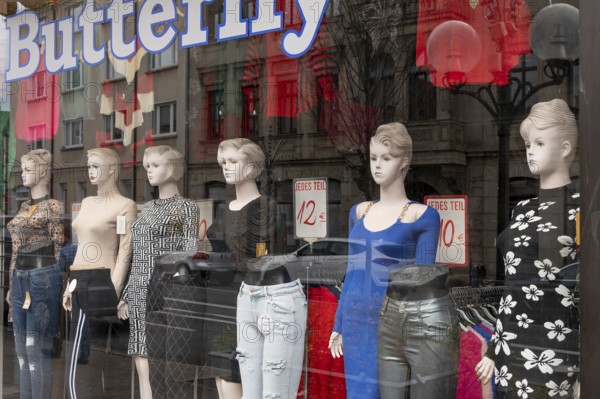 Shop window vintage fashion dolls from the 1950s, Fürth, Middle Franconia, Bavaria, Germany