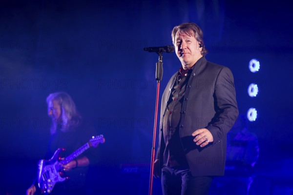 Claudius Dreilich, singer of Karat live on 50 years of KARAT tour in Berlin's Max-Schmeling-Halle on 19.12.2025